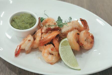 Креветки с соусом гуакамоле