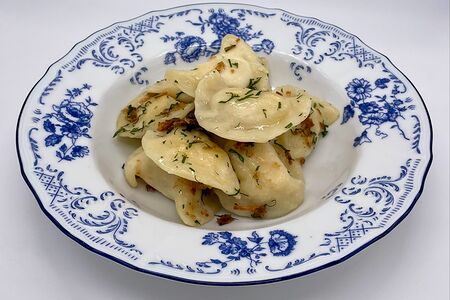 Вареники с картофелем, жареным луком и сметаной