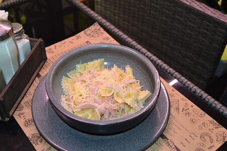 Фарфалле с ветчиной