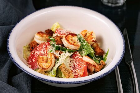 Салат Цезарь с креветками