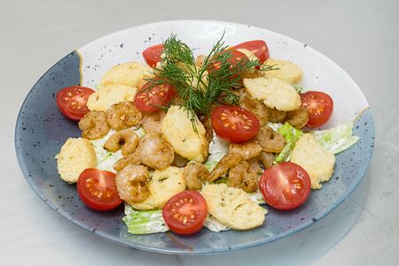 Салат Цезарь с креветками