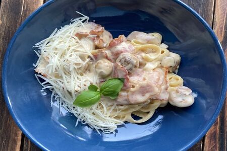 Паста Карбонара с грибами и пармезаном