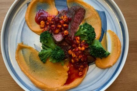 Стейк из оленины с копченым пюре из батата и облепихово-брусничным соусом