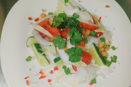 Салат овощной с нутом