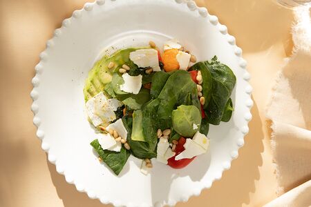 Салат с авокадо, запеченной тыквой и кедровыми орехами