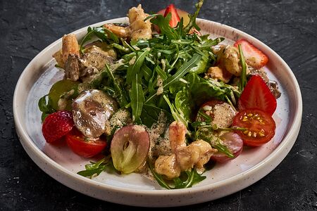 Салат с куриной печенью и креветками