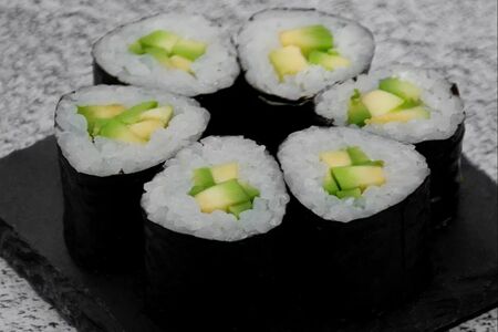 Ролл Авокадо маке