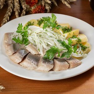 Селедка соленая с луком и картошкой