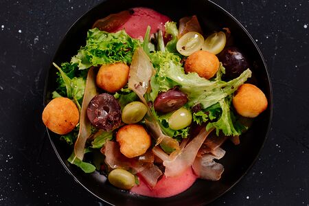 Салат с копченой курицей, сырными шариками и винoградом