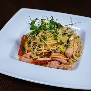 Паста Капеллини с цыпленком и вялеными томатами