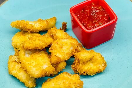 Наггетсы из куриного филе с томатным соусом