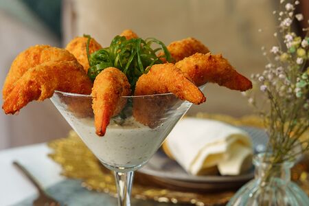 Креветки в кляре с соусом чимичурри