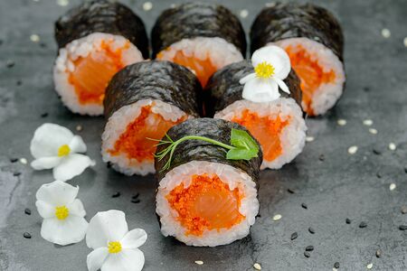 Малый ролл: икра тобико, лосось