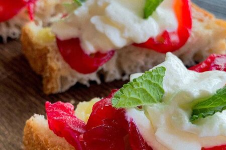 Брускетта с лососем и сырным муссом