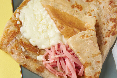 Блин с ветчиной и сыром