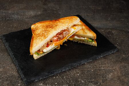 Сэндвич с яйцом и беконом