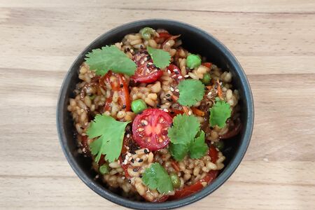 Азиатский жареный рис с овощами