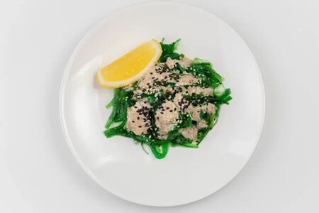 Салат Чука с угрем и ореховым соусом