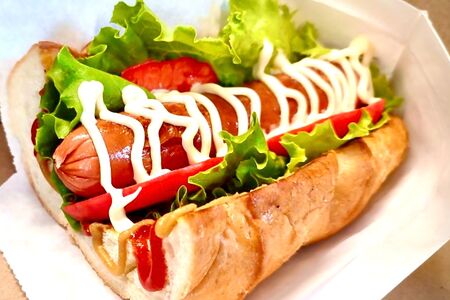 Хот-дог с большой сосиской