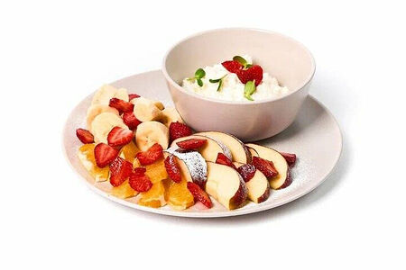 Нежный творог со сметаной, сезонные ягоды и фрукты