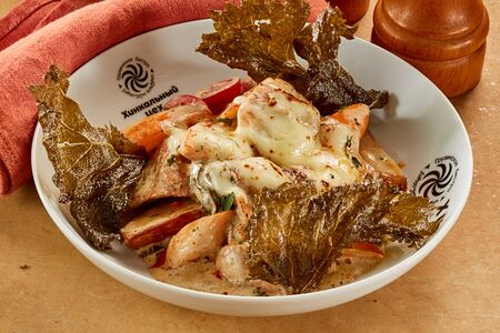 Красная рыба с винoградными листьями под сыром сулугуни