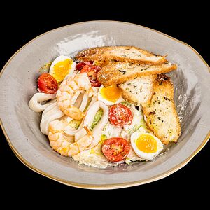 Салат цезарь с морепродуктами