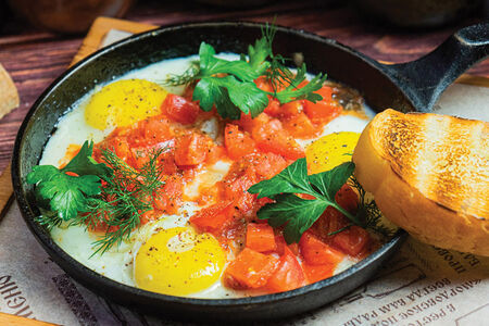 Глазунья с томатами
