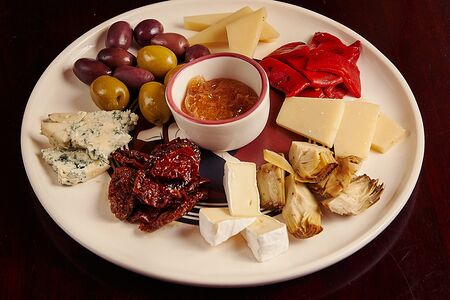 Сет к вину: артишоки, маслины, оливки, вяленые томаты, сыры, перец пиквилло