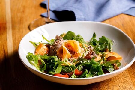 Папарделле с брискитомиз мраморного бычка, пармезаном и рукколой