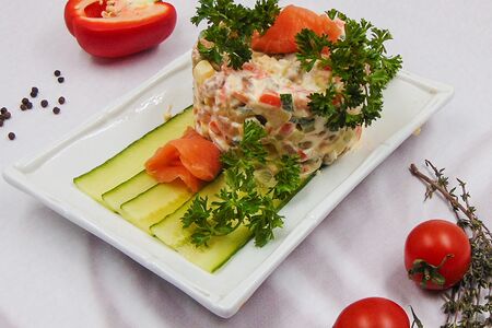 Оливье со слабосоленым лососем.