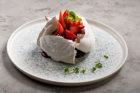 Анна Павлова, крем Маскарпоне, малиновый соус, клубника