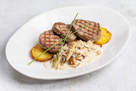 Медальоны из телятины с лисичками