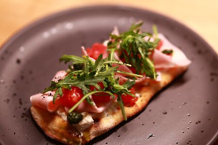 Брускетта с мортаделлой, томатами и страчателлой