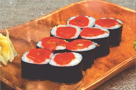 С угрем и соусом Спайси