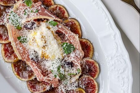 Крудо из инжира с пармской ветчиной и страчателлой