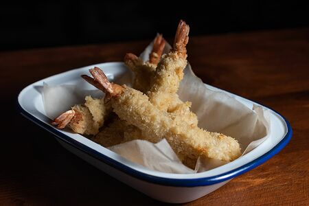 Хрустящие креветки с соусом