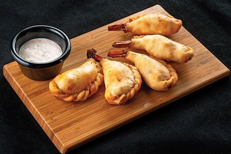 Креветки в тесте с чоризо и моцареллой