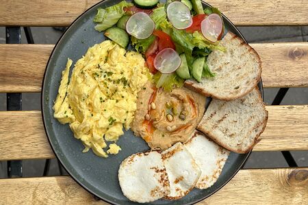 Скрембл с жареным адыгейским сыром и хумусом