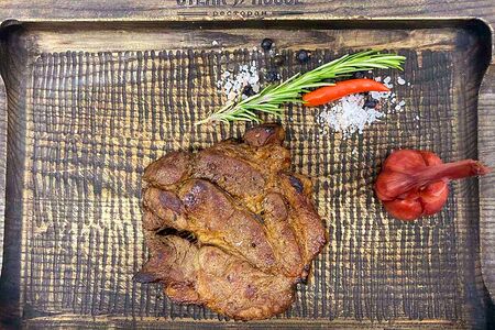 Нежный стейк из cвинoй шеи в пикантном маринаде