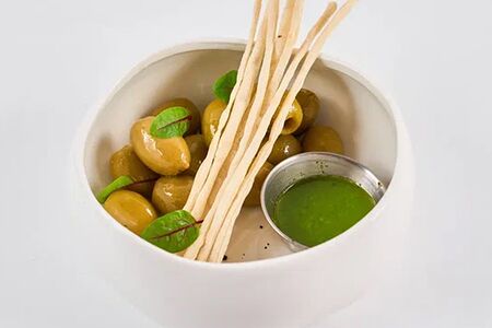 Греческие оливки с соусом песто и гриссини