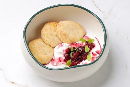 Сырники с муссом из сметаны и вишневым конфи