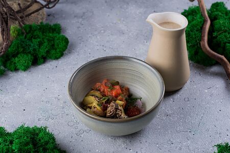 Уха сливочная с лососем, молодым картофелем, красной икрой