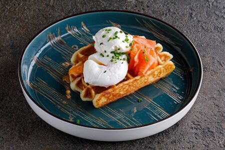 Бельгийские вафли с лососем, сливочным сыром и яйцом пашот