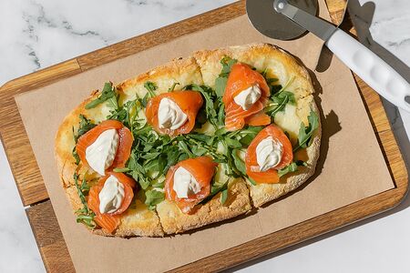 Пицца с лососем и маскарпоне