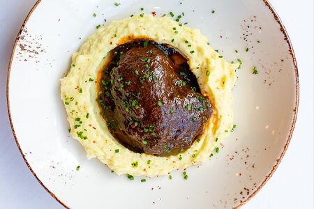 Щечки телячьи томленые в вине