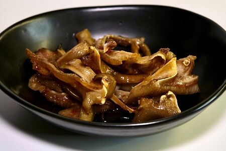 Хрустящие свиные ушки с фирменным соусом