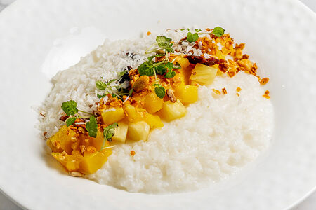 Рисовая каша на кокосовом молоке с ананасами и манго