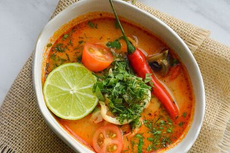 Тайский суп с курицей и морепродуктами