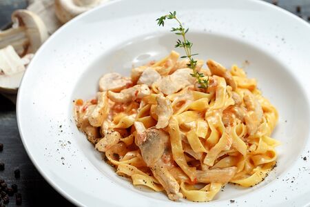 Феттуччине с куриной грудкой и грибами