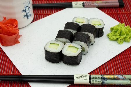 Мини-ролл с огурцом